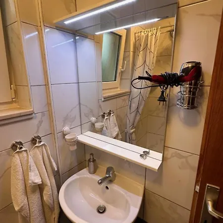 - Parking And Bbq Apartment