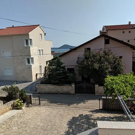 - Parking And Bbq Apartment