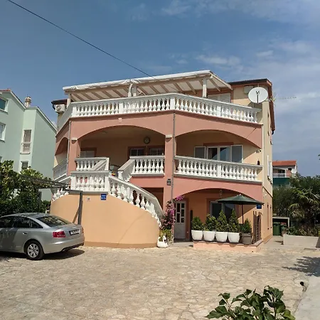 - Parking And Bbq Apartment *