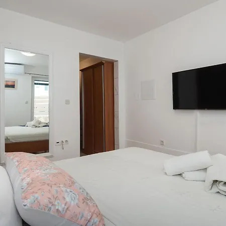 Apartments Jak Daire *