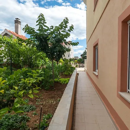 Apartments Jak Daire *