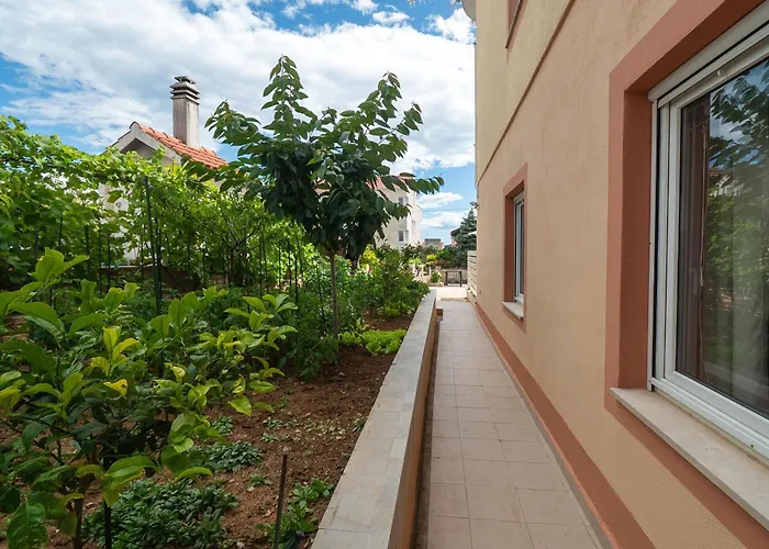 Apartments Jak Apartamento *